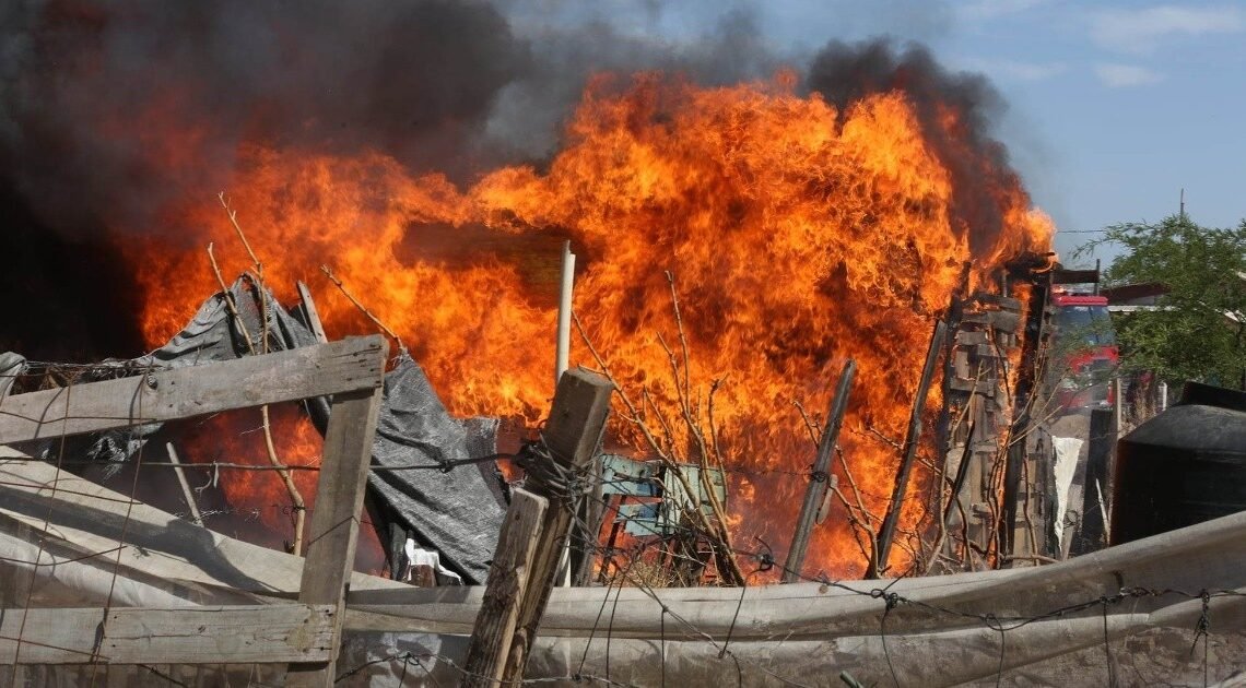 Incendio arrasa con 5 casas de cartón en la invasión Guayacá