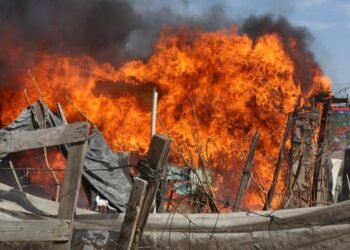 Incendio arrasa con 5 casas de cartón en la invasión Guayacá