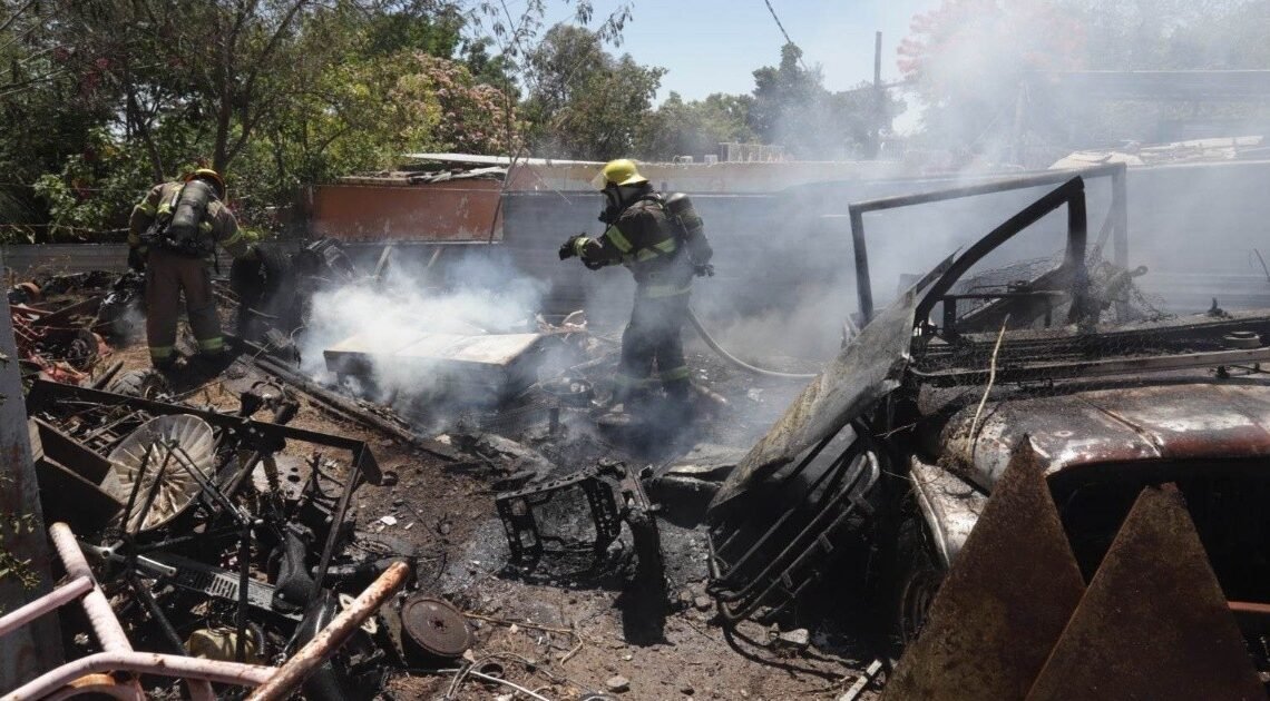 Incendio en taller mecánico de la Coloso Bajo es controlado por Bomberos de Hermosillo