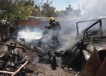 Incendio en taller mecánico de la Coloso Bajo es controlado por Bomberos de Hermosillo