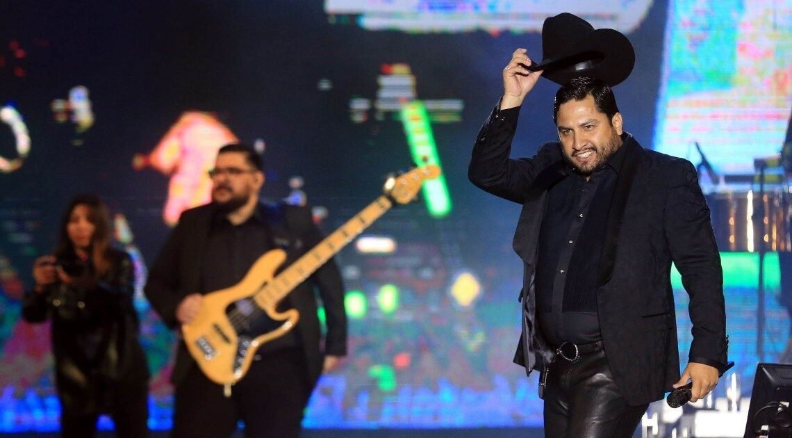 Julión Álvarez abre concierto entre gritos de emoción en las Fiestas del Pitic Julión Álvarez abre concierto entre gritos de emoción en las Fiestas del Pitic