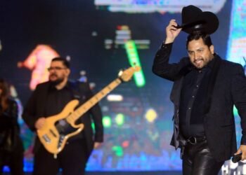 Julión Álvarez abre concierto entre gritos de emoción en las Fiestas del Pitic