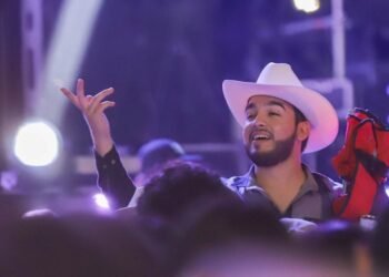 Joven vendía silla para ver a Julión Álvarez y lo querían “comprar” a él