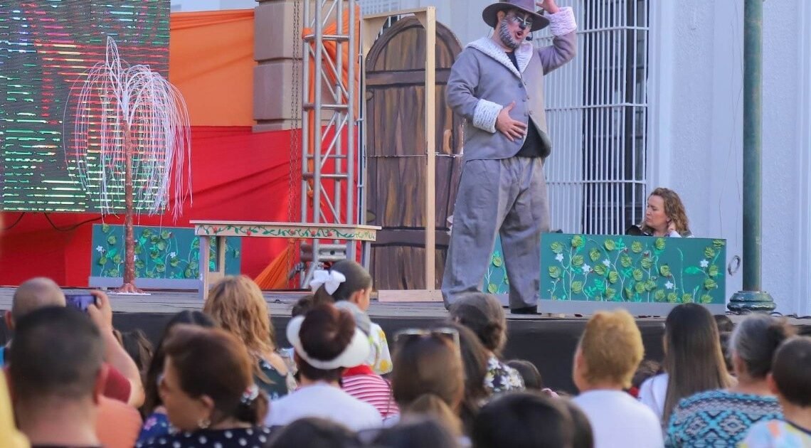 La caperucita y el lobo feroz roban calles y atención de niños en las Fiestas del Pitic 2023 La caperucita y el lobo feroz roban calles y atención de niños en las Fiestas del Pitic 2023