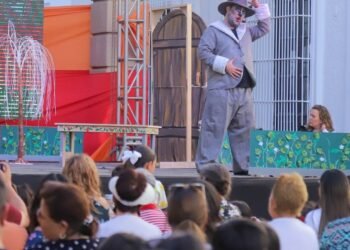 La caperucita y el lobo feroz roban calles y atención de niños en las Fiestas del Pitic 2023