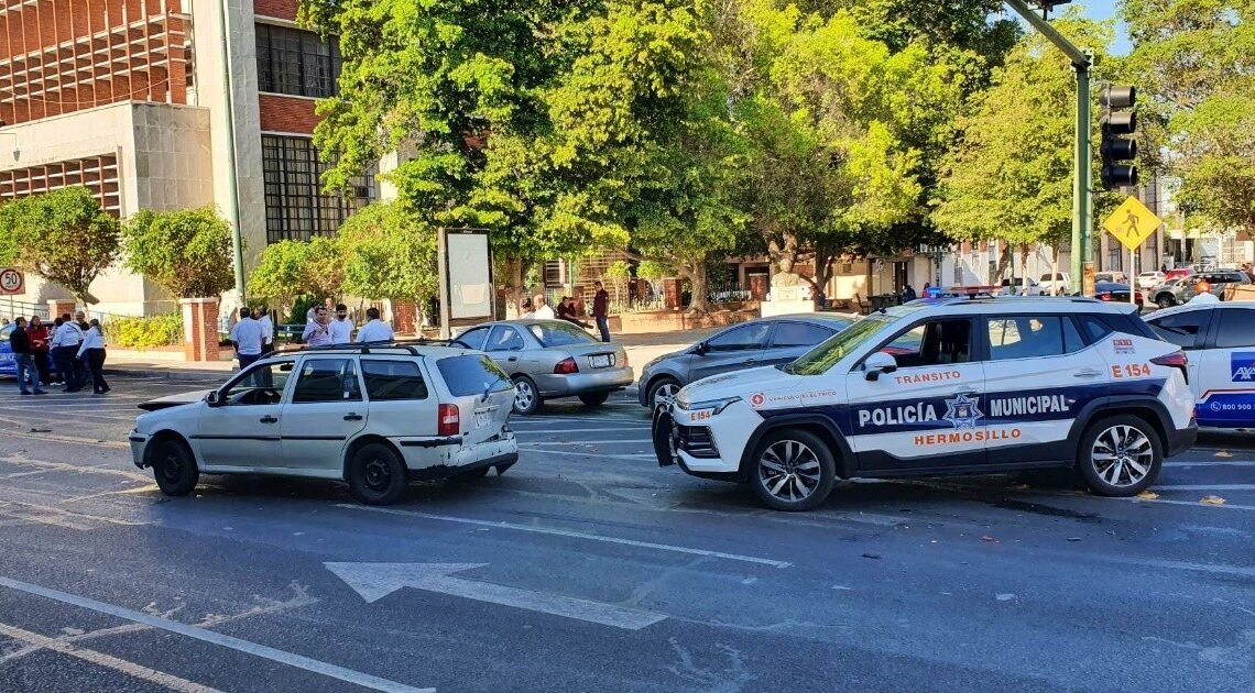 Choque “carambola” entre seis autos en cruce de Rosales, Obregón y Sedán en el centro de Hermosillo