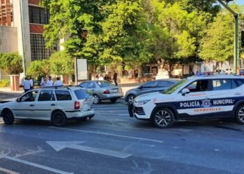 Choque “carambola” entre seis autos en cruce de Rosales, Obregón y Sedán en el centro de Hermosillo