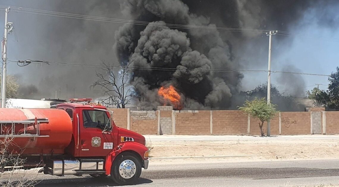 Combaten fuerte incendio de pipa con diésel en Agualurca Combaten fuerte incendio de pipa con diésel en Agualurca