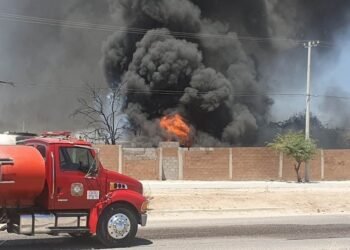 Combaten fuerte incendio de pipa con diésel en Agualurca