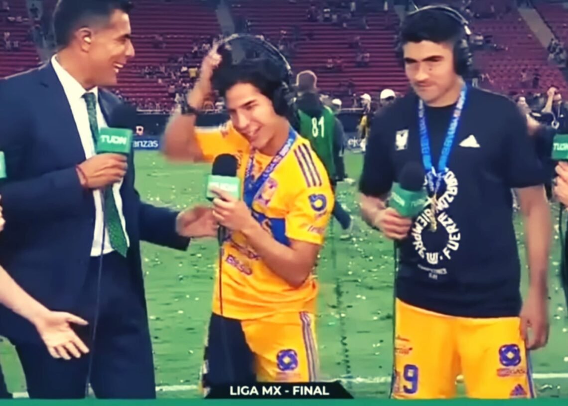 Diego Lainez deja hablando solo a Oswaldo Sánchez