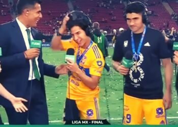 Diego Lainez deja hablando solo a Oswaldo Sánchez