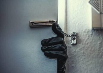 Hombre descubre a intruso en el interior de su vivienda en Hermosillo