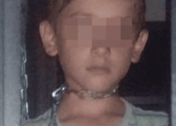 Abandonan a niño encadenado y sin comida; lo rescatan sus vecinos