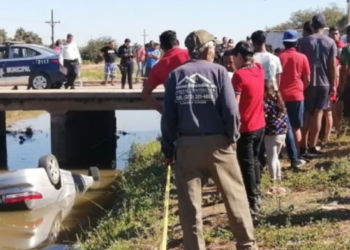 Hombres mueren al volcar auto y caer a canal de riego