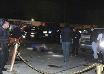 “Dealers” atacan y asesinan a hombres que bebían en la calle