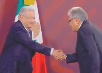 Anuncia AMLO alza salarial de 8.2% a maestros