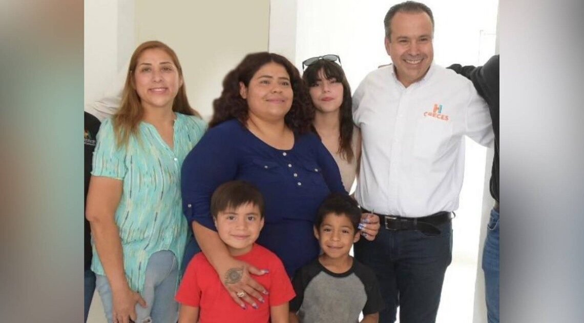 Beneficia alcalde Antonio Astiazarán a tres familias con viviendas en Hermosillo Beneficia alcalde Antonio Astiazarán a tres familias con viviendas en Hermosillo