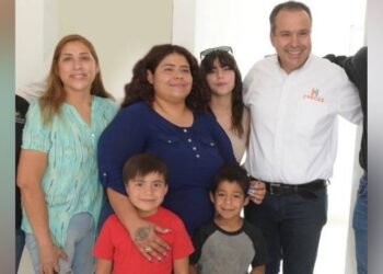 Beneficia alcalde Antonio Astiazarán a tres familias con viviendas en Hermosillo