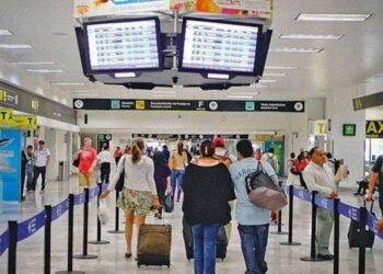 Usuarios del AICM reportan caos ante suspensión de actividades