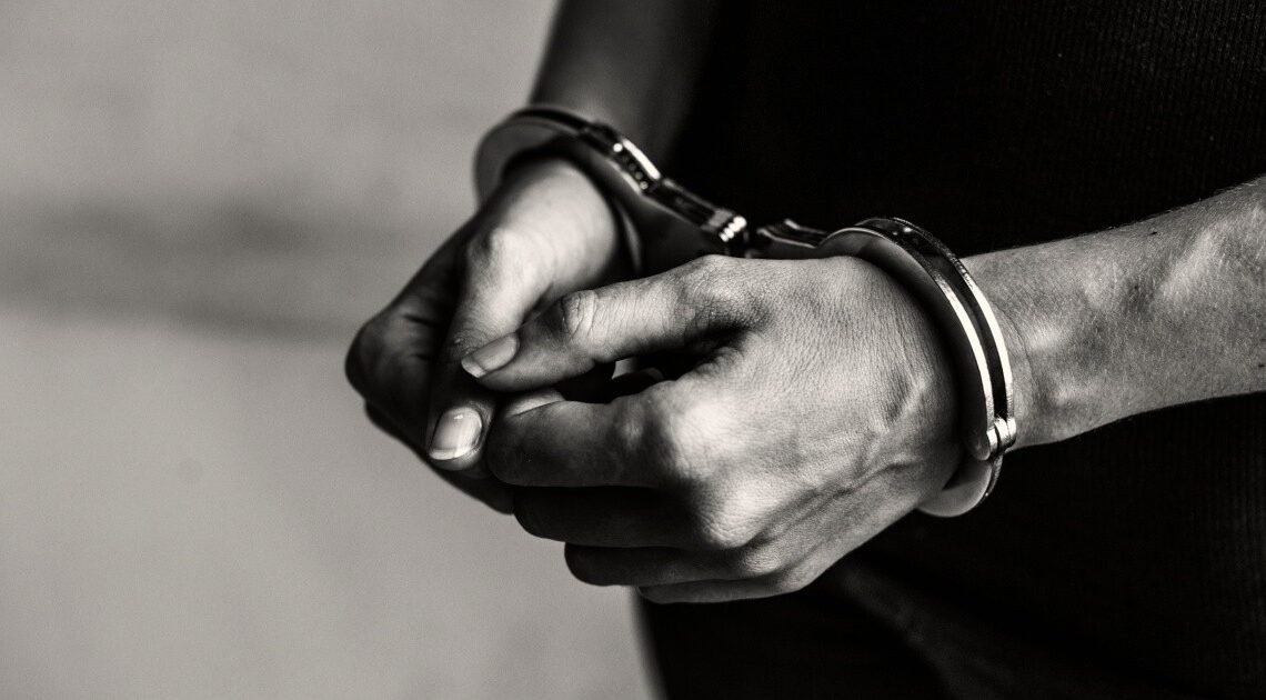 Arrestan a hombre que intentó robar en una escuela en Hermosillo Arrestan a hombre que intentó robar en una escuela en Hermosillo