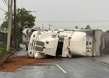 Se vuelca tráiler cargado con 35 toneladas de velas; le ganó la curva