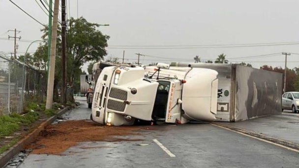 Se vuelca tráiler cargado con 35 toneladas de velas; le ganó la curva Se vuelca tráiler cargado con 35 toneladas de velas; le ganó la curva