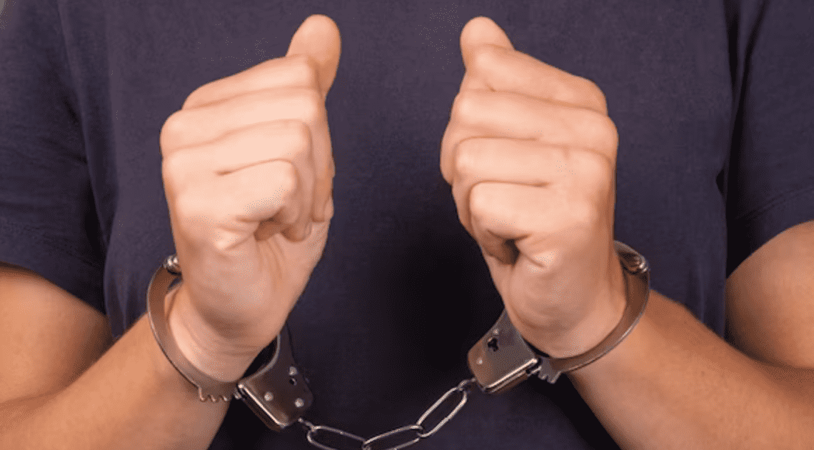Hombre es detenido en la colonia Puerta Real por robo a tienda de conveniencia Hombre es detenido en la colonia Puerta Real por robo a tienda de conveniencia