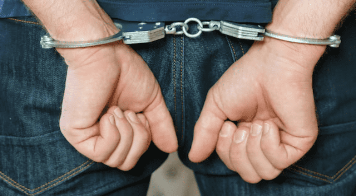 Detienen a hombre que intentó entrar a residencial con arma prohibida en Lomas Altas