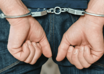 Detienen a hombre que intentó entrar a residencial con arma prohibida en Lomas Altas