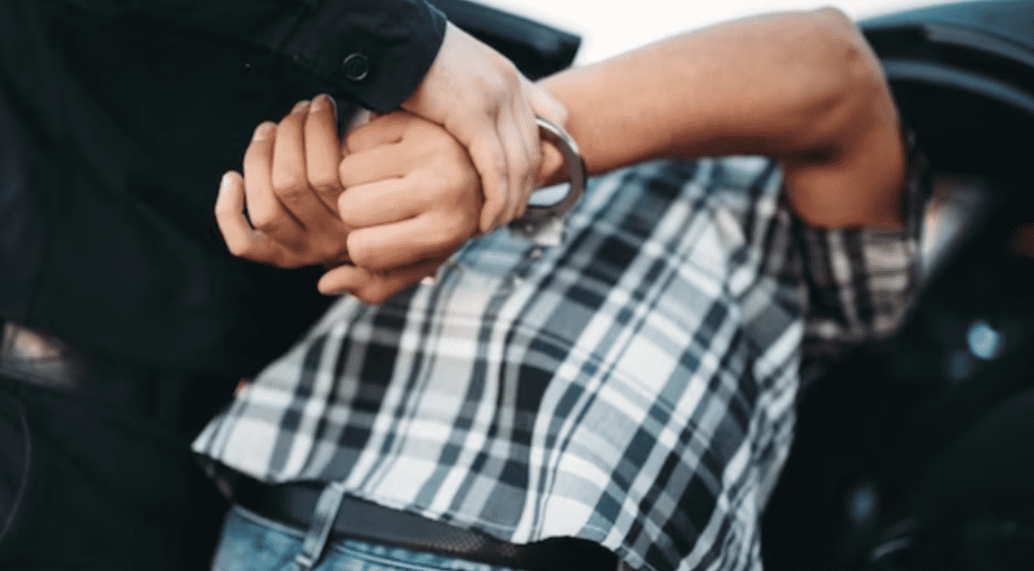 Detenidos en pleno acto: Jóvenes de 26 años fueron detenidos por intento de robo en alumbrado público