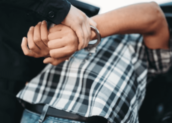 Detenidos en pleno acto: Jóvenes de 26 años fueron detenidos por intento de robo en alumbrado público