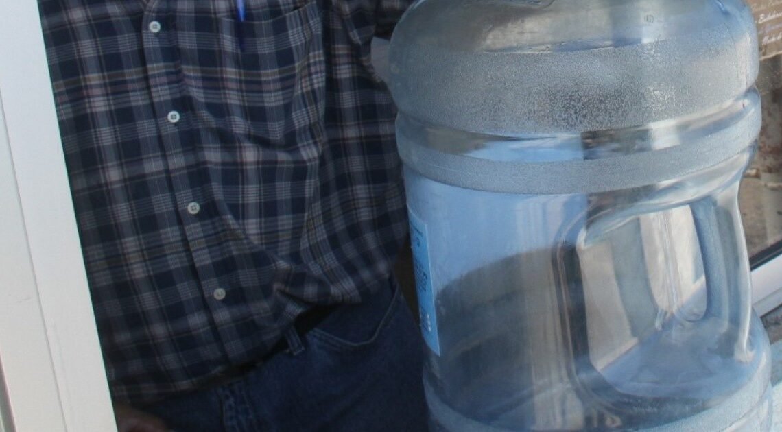 Arrestan a hombre intentando robar expendedora de agua purificada en Hermosillo Arrestan a hombre intentando robar expendedora de agua purificada en Hermosillo