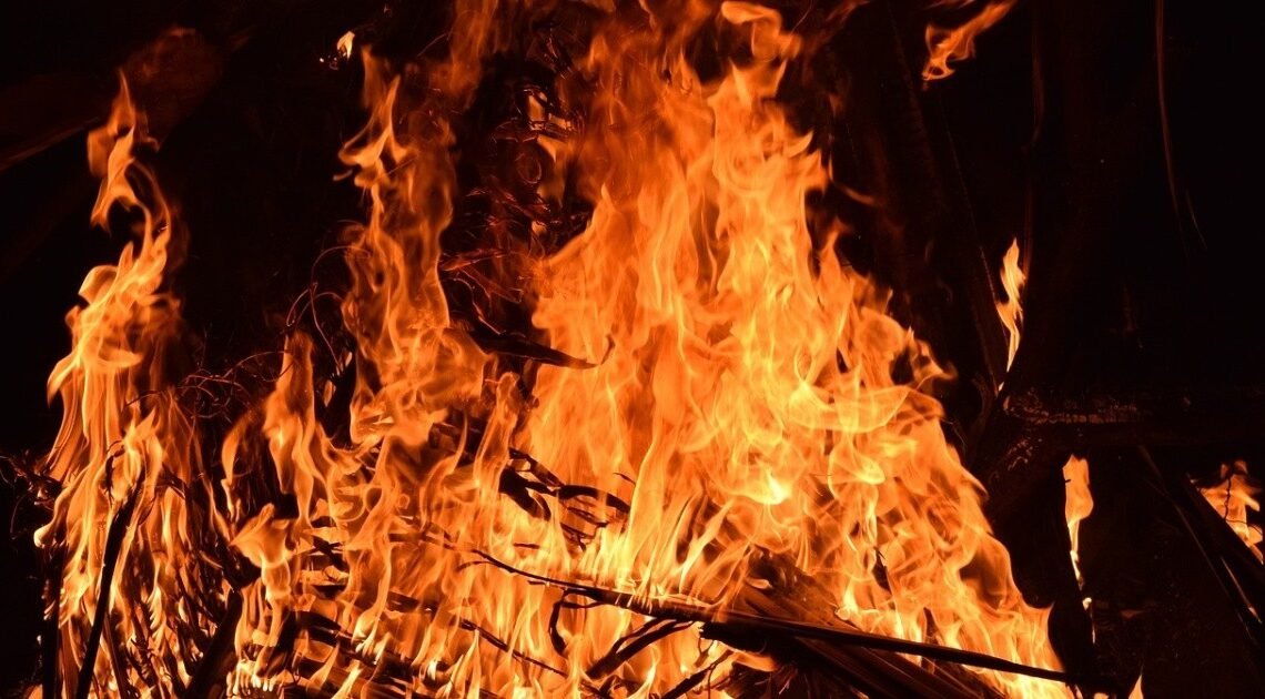 Detienen a hombre en pleno acto de incendiar terreno baldío en Sonora
