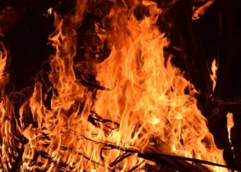 Detienen a hombre en pleno acto de incendiar terreno baldío en Sonora