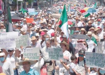 Marchan en defensa de la Corte; hubo agresiones