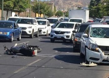 Motociclista resulta lesionado en aparatoso choque en Hermosillo