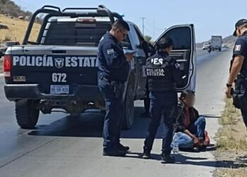 Auxilian a mujer que caminaba por la carretera Hermosillo-Guaymas