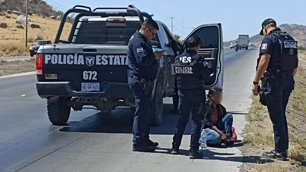 Auxilian a mujer que caminaba por la carretera Hermosillo-Guaymas Auxilian a mujer que caminaba por la carretera Hermosillo-Guaymas