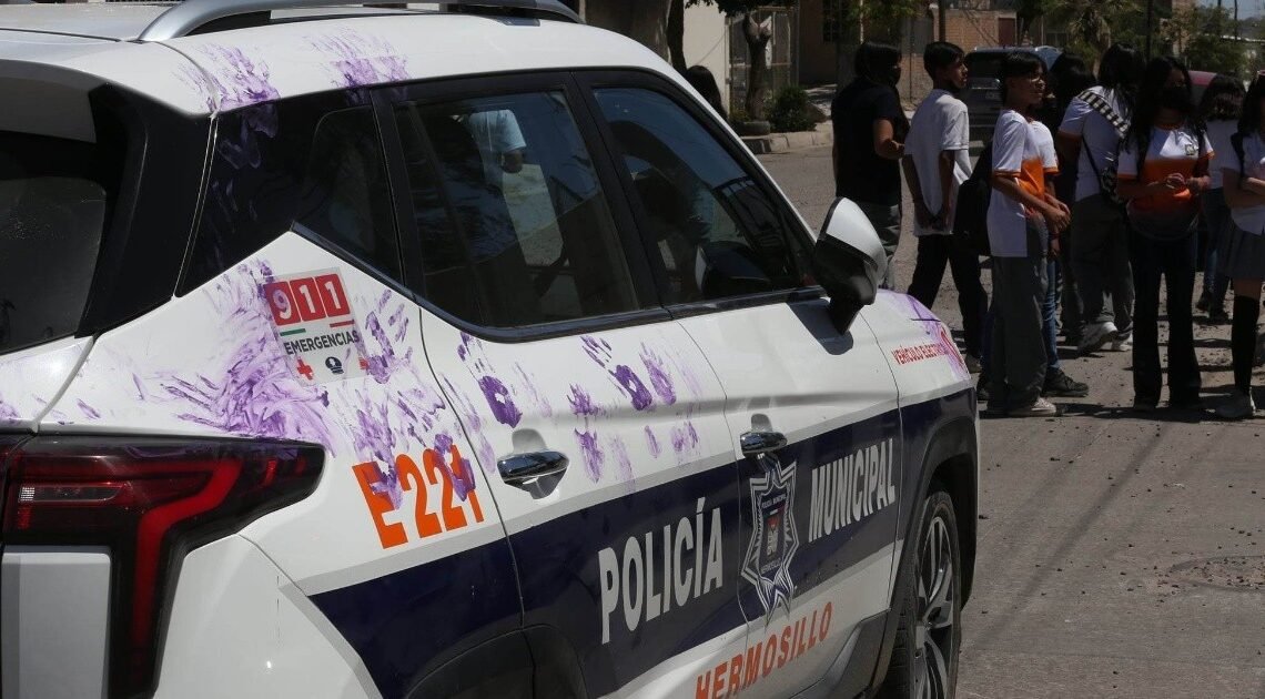 Hermosillo: Pintan patrulla con “manos moradas” y protestan exigiendo destitución de maestro en secundaria Hermosillo: Pintan patrulla con “manos moradas” y protestan exigiendo destitución de maestro en secundaria