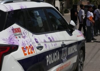Hermosillo: Pintan patrulla con “manos moradas” y protestan exigiendo destitución de maestro en secundaria