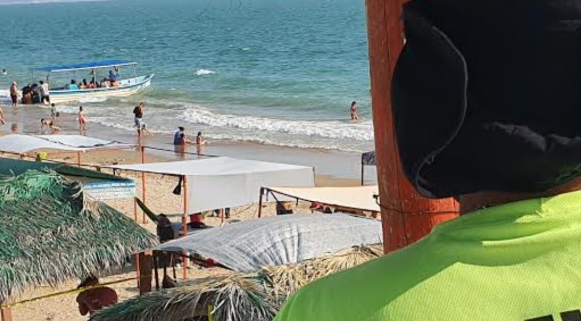 Rescatan a mujer que se ahogaba y manoteaba desesperada en Playa Esthela Rescatan a mujer que se ahogaba y manoteaba desesperada en Playa Esthela