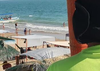 Rescatan a mujer que se ahogaba y manoteaba desesperada en Playa Esthela