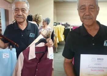 Hombre de 64 años se gradua de taller de costura en Banco de Ropa por sus nietos