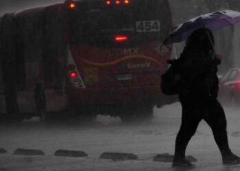 Tormenta eléctrica azota la CDMX y desalojan Cablebús