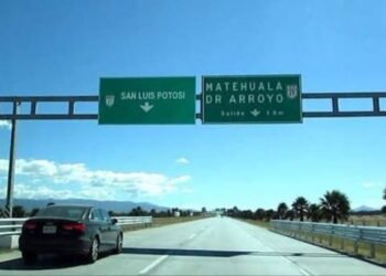 Reportan secuestro de 50 migrantes en un autobús en SLP