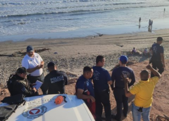 Joven desaparece en el mar tras salvar a su mamá de ahogarse en una playa