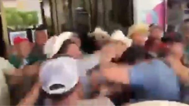 ‘Trigueros’ agarran a golpes a Secretario de Agricultura de Baja California ‘Trigueros’ agarran a golpes a Secretario de Agricultura de Baja California
