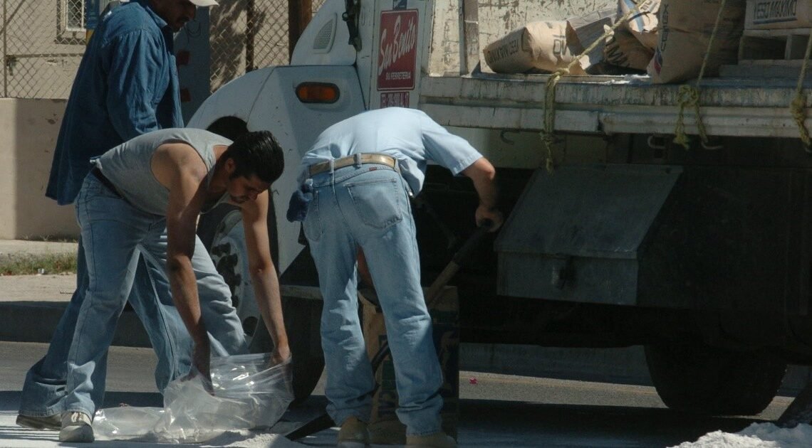 Hombre estafa a una ferretaría y un cliente tras pedirle descargar material en un taller