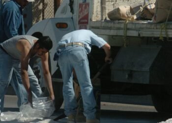 Hombre estafa a una ferretaría y un cliente tras pedirle descargar material en un taller