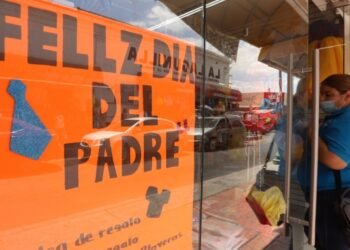 Policía de Hermosillo pide festejar a papá, pero bien portados